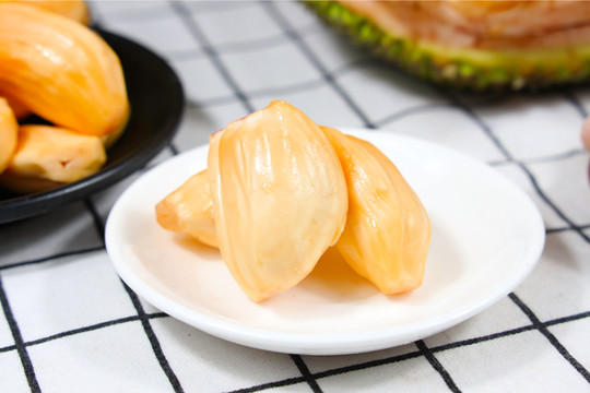 互换人生后，小小姐被全家宠上天 推荐视频